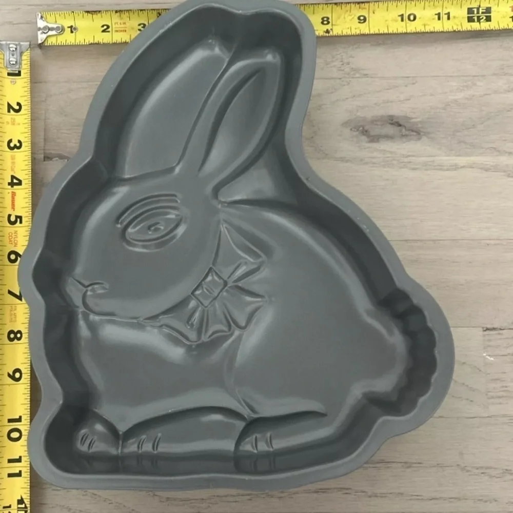 11” Tall Bunny Rabbit / Easter Cake Mold